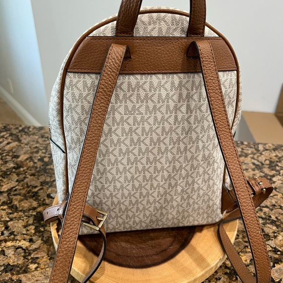 Michael Kors Abbey backpack and matching wallet - Picture 5 of 16